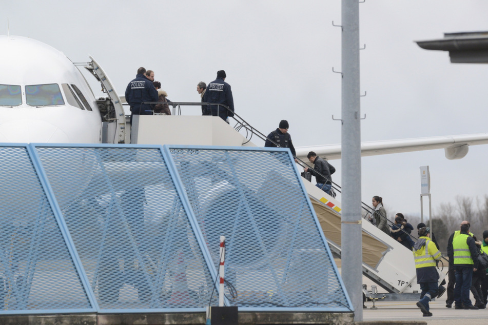 Abgelehnte Asylbewerber steigen in ein Flugzeug. (Symbolbild)