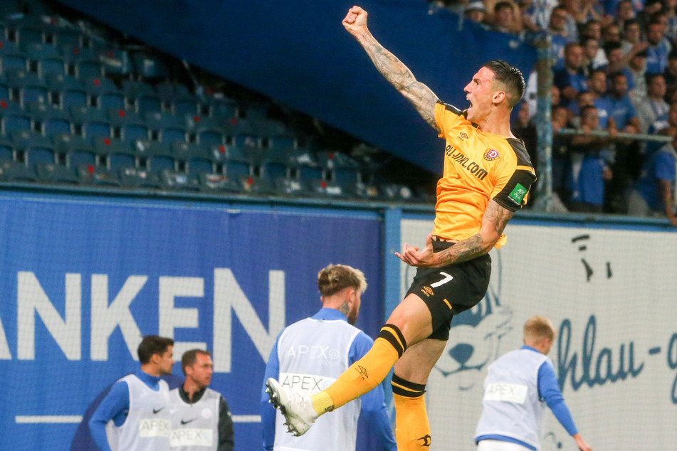 Eingewechselt und getroffen! Panagiotis Vlachodimos (29) bejubelt seinen Treffer zum zwischenzeitlichen wichtigen 2:1 für die Dynamos beim 3:1-Erfolg in Rostock.
