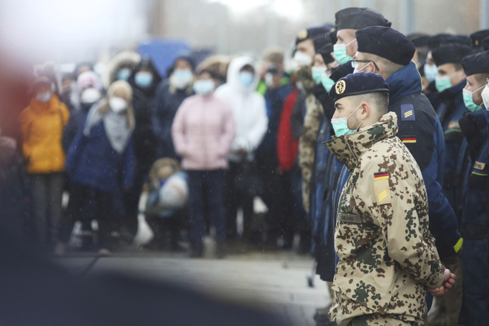 Besatzungsmitglieder und deren Angehörige stehen vor dem Ablegen der Korvette "Erfurt" im Hafengelände des Marinestützpunktes Hohe Düne.