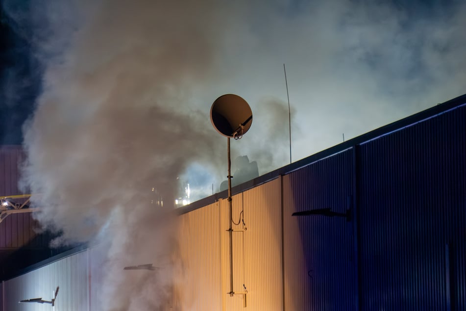 Dunkler Rauch stieg in die Höhe - die Feuerwehr konnte den Brand nur mit größter Mühe eindämmen.