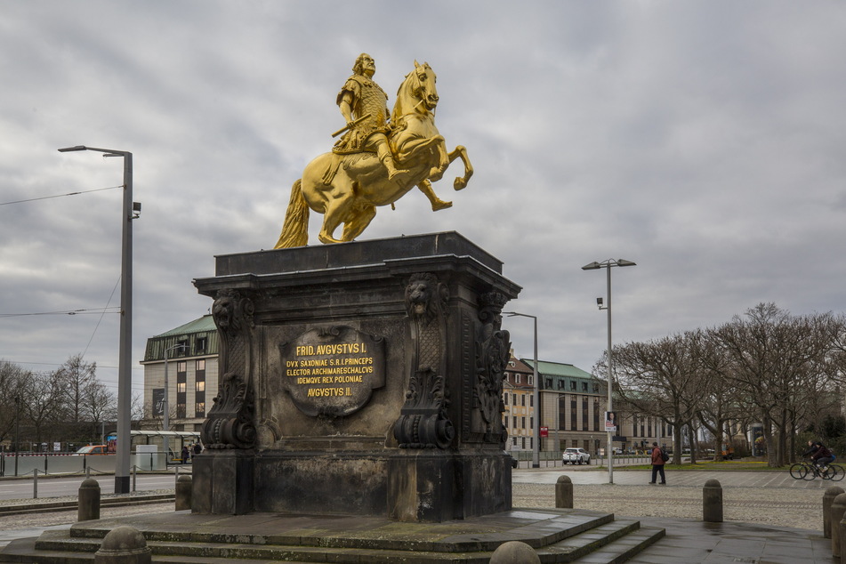 Der Goldene Reiter am Neustädter Markt: Zwei Klima-Aktivisten sollen das Denkmal bei einer Protest-Aktion beschädigt haben!