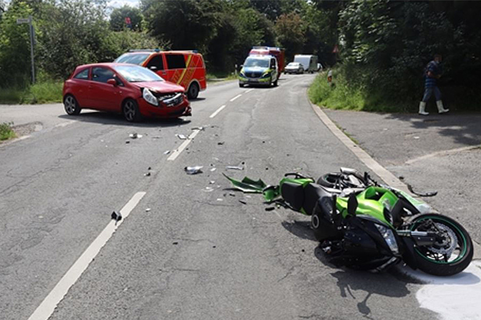 Auto und Motorrad wurden bei dem Zusammenstoß stark beschädigt.