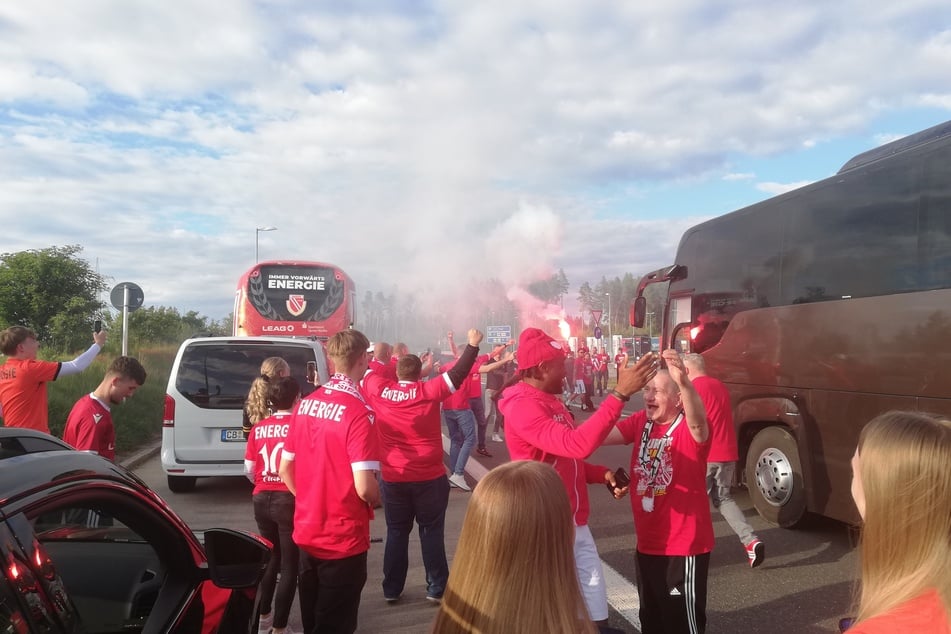 Die Fans und die Mannschaft sind auf dem Rückweg nach Cottbus.