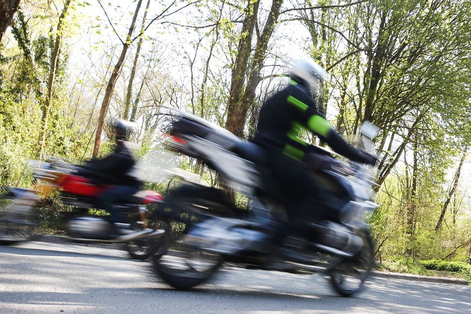 Mutmaßlich hat der 28-Jährige laut Polizei an einem illegalen Motorradrennen teilgenommen. (Symbolbild)