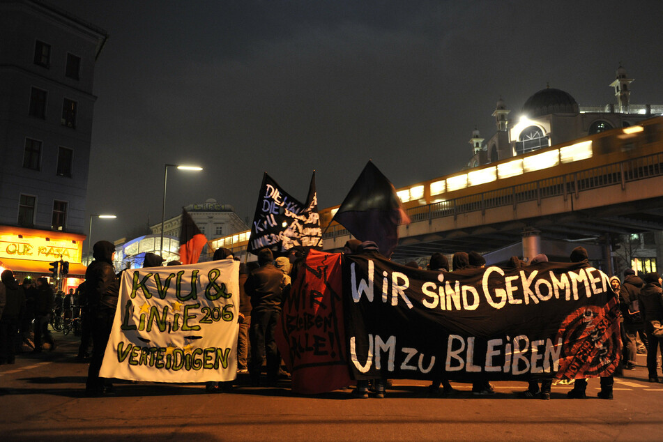 Menschen demonstrieren für den Verbleib der Wagenburg an der Köpenicker Straße.
