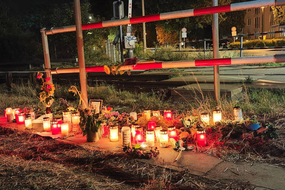 Angehörige und Freunde des verstorbenen 37-Jährigen haben zu seinem Gedenken Kerzen und Blumen an dem Bahnübergang hingestellt.