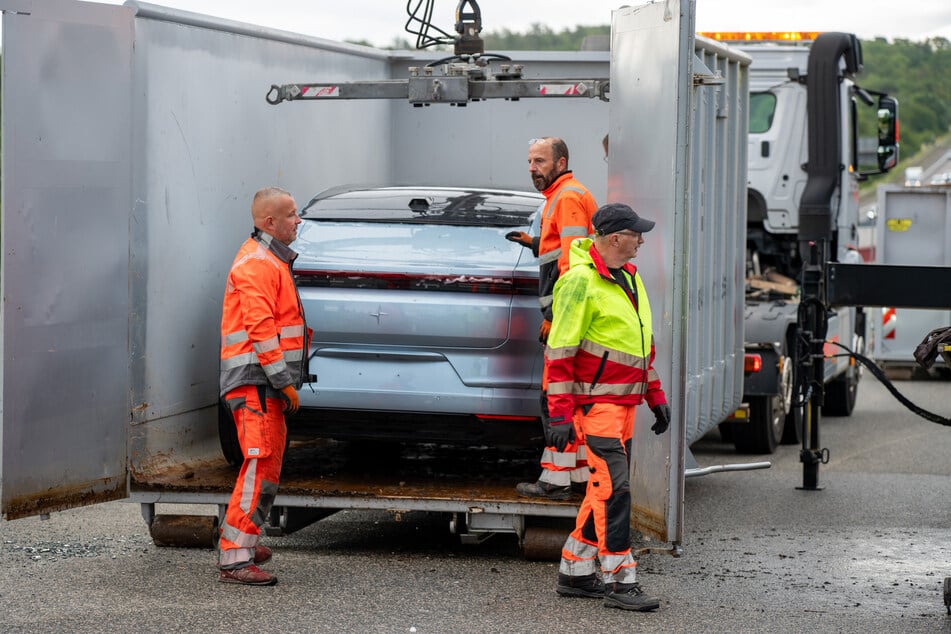 Zwei der drei Fahrzeuge mussten in einen Spezialcontainer geladen werden.