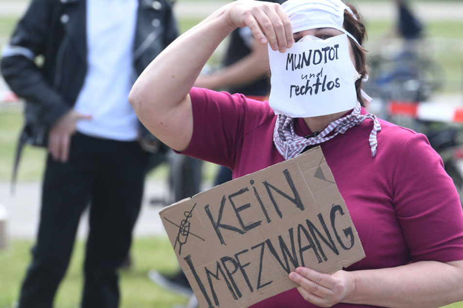 Die Teilnehmerin einer Demo gegen die Anti-Corona-Maßnahmen steht auf der Theresienwiese. (Archivbild)
