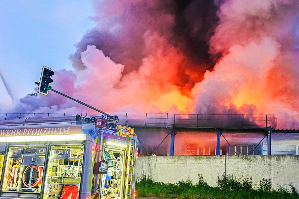 Heftiges Feuer! 6000-Quadratmeter-Halle an der B10 in Brand