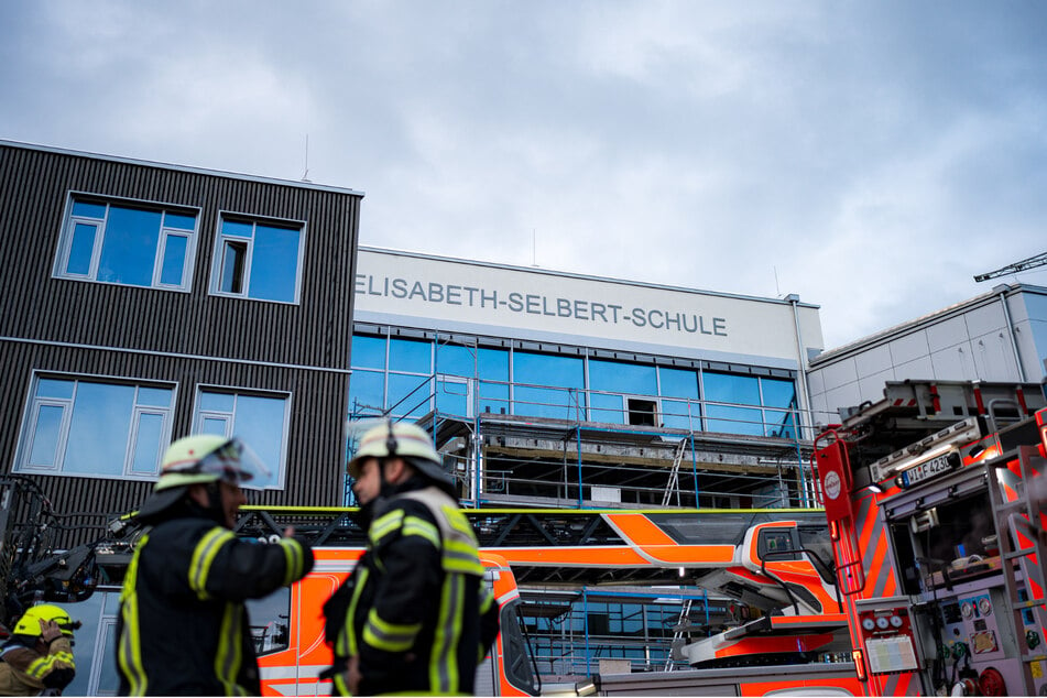 Im Neubau der Elisabeth-Selbert-Schule in Wiesbaden kam es in der Nacht zu einem Brand mit starker Rauchentwicklung.