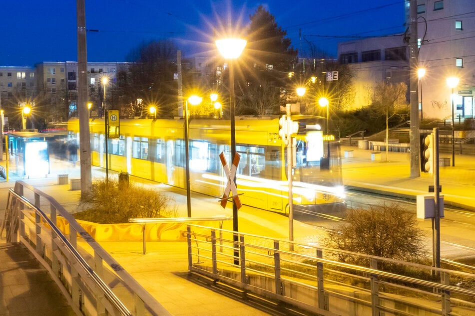 Dresden: Brutaler Angriff auf Transfrau in Dresden: Zwei mutmaßliche Schläger in U-Haft, dritter Verdächtiger noch flüchtig