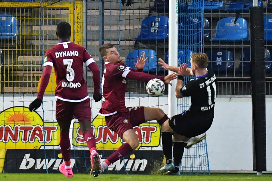 Kevin Ehlers (20, M.) hebt gegen den heranstürmenden Dominik Martinovic (23, r.) abwehrend die Hände, spielt dabei aber klar den Ball - Elfmeter, Rote Karte!