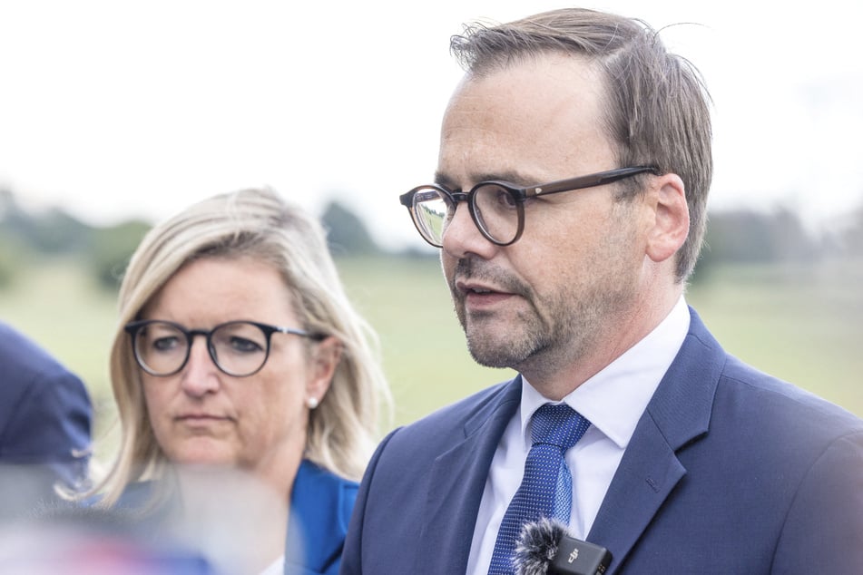 Brandenburgs Innenminister Jan Redmann (46, CDU) stellt sich den Fragen der Medienvertreter.