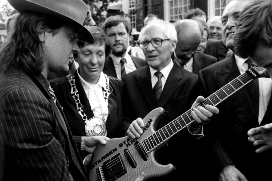 Im September 1987 überreichte Rockmusiker Udo Lindenberg (79) dem SED-Generalsekretär Erich Honecker eine Gitarre mit der Aufschrift "Gitarren statt Knarren". (Archiv)