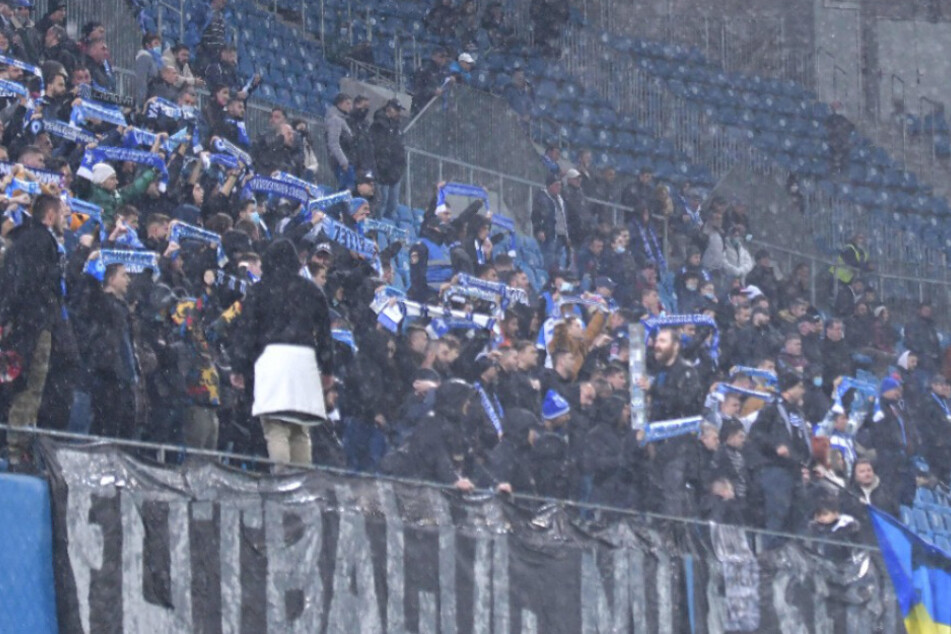 Evakuiert sie doch! Fans sollen zur Halbzeit aus dem Stadion - Klub geht mit Politik auf Konfrontation