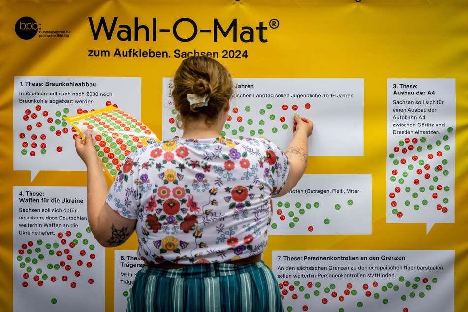 Redakteurin Amélie Fromm (26) testet den Wahl-O-Mat zum Aufkleben.