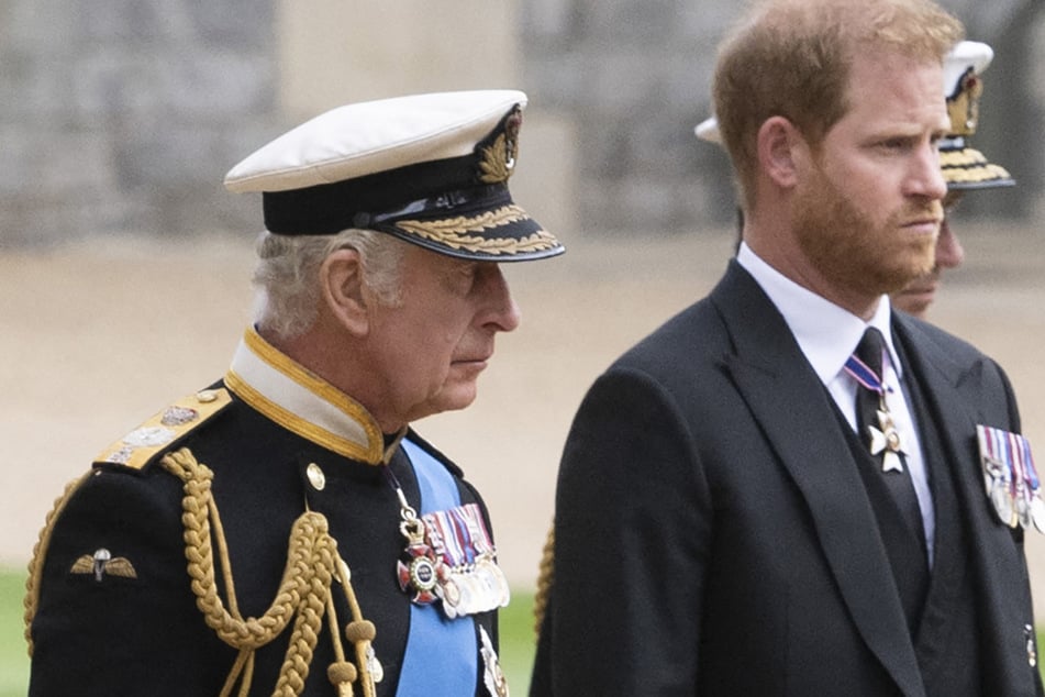 Prinz Harry (40, r.) und sein Vater König Charles (76) sind seit dem Umzug des 40-Jährigen in die USA zerstritten.