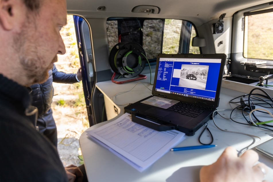 Im Messfahrzeug wird jeder Tempoverstoß dokumentiert - entscheidend sind Akte, Technik und Regeln.