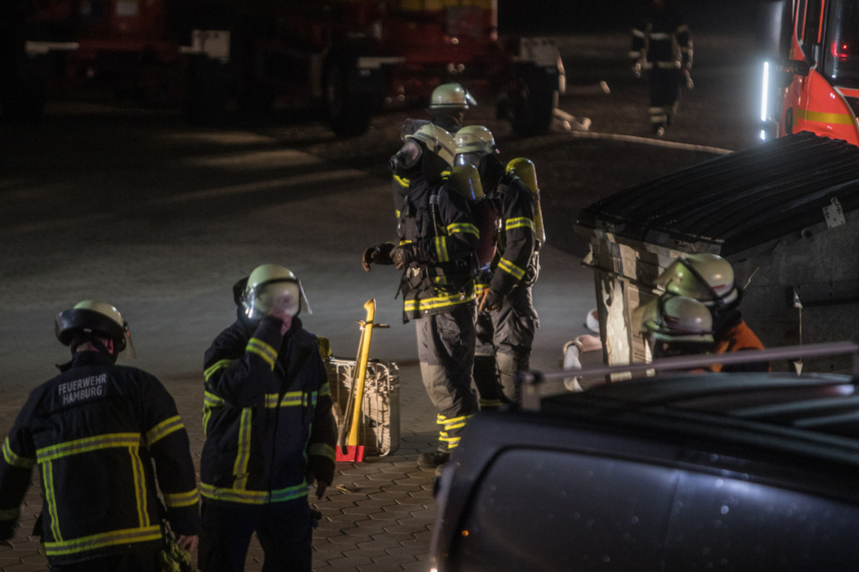 Die Hamburger Feuerwehr war am Samstagabend in Wilhelmsburg im Einsatz. Dort brannte die Fassade eines Silos.