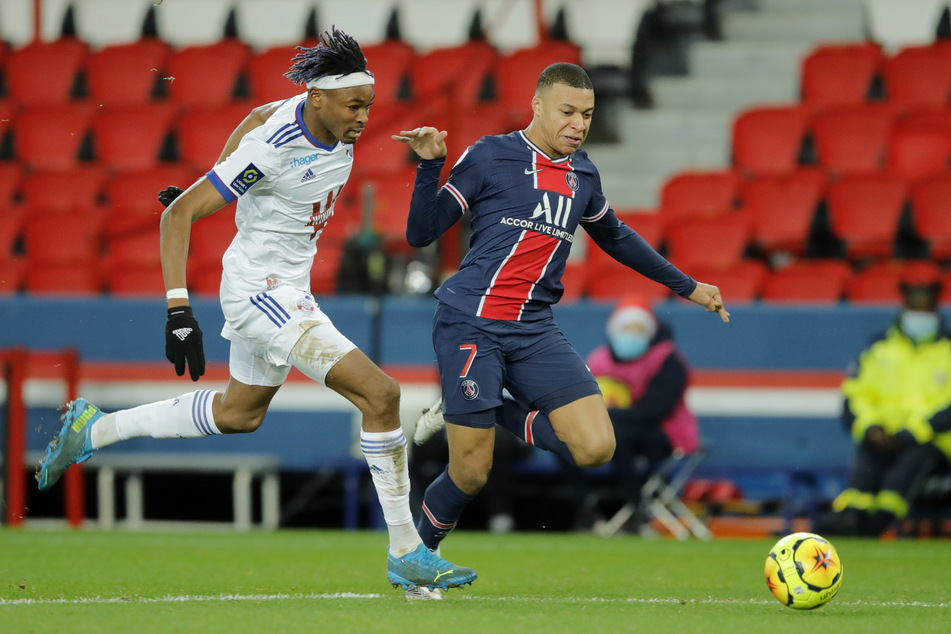 Straßburgs Mohamed Simakan (20, l.) sprintet mit Kylian Mbappe (22) von Paris Saint-Germain dem Ball hinterher. Simakan wird wohl nach Leipzig wechseln.