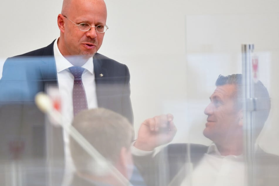 Andreas Kalbitz (48, l., AfD) und Daniel Freiherr von Lützow (46, AfD) unterhalten sich während der Sitzung des Brandenburger Landtages.