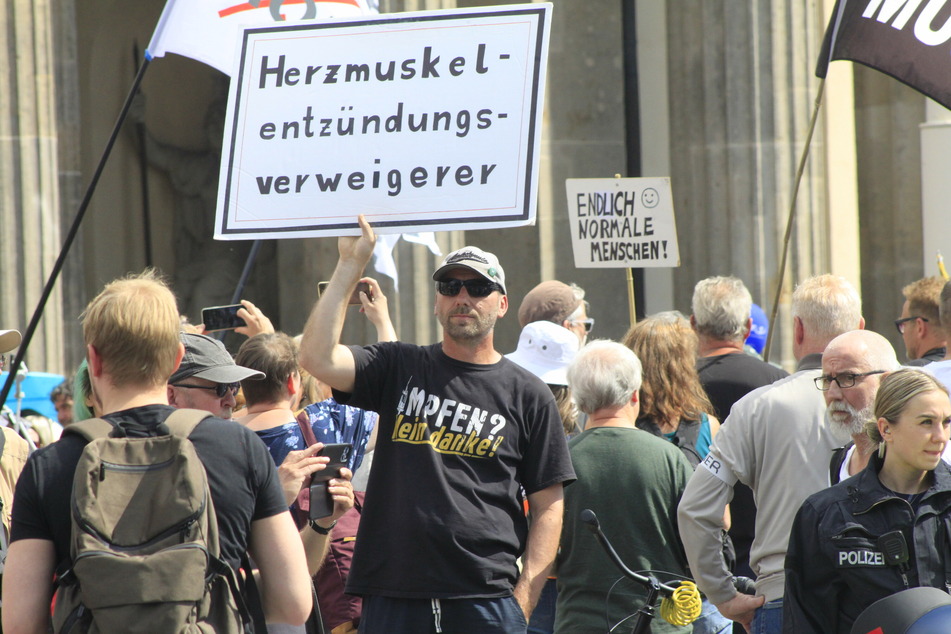 Tausende Menschen demonstrieren am Samstag in Berlin gegen die Corona-Maßnahmen.
