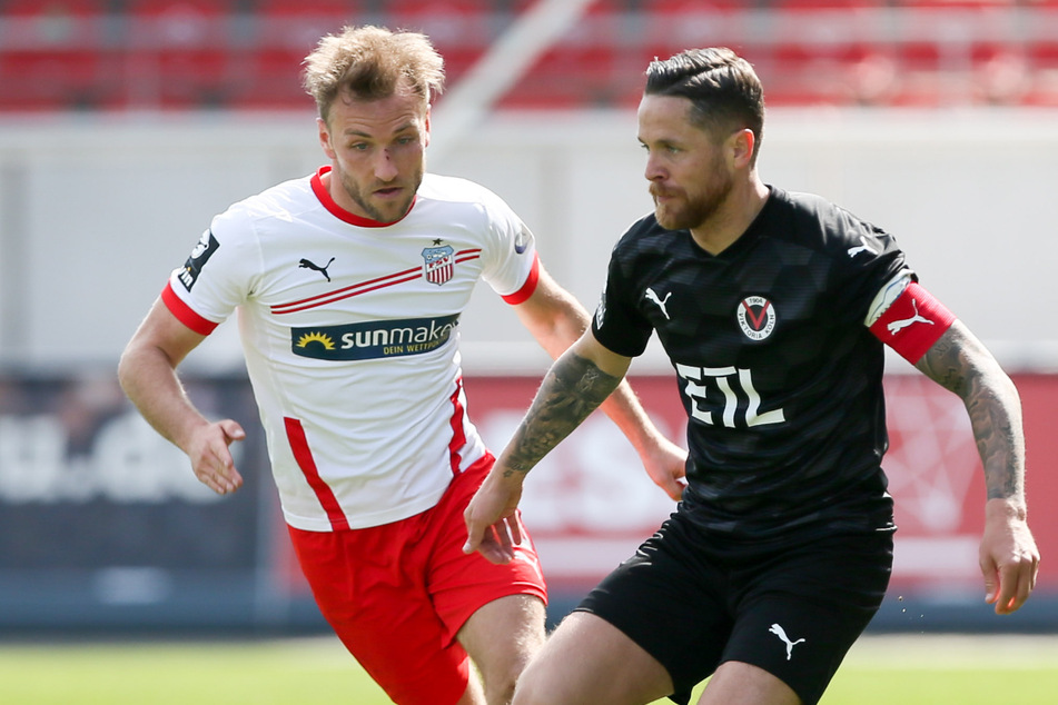 Mike Wunderlich (35, rechts) wechselt von Viktoria Köln nach Kaiserslautern. Er bleibt in der 3. Liga und trifft damit auch in der kommenden Spielzeit auf den FSV Zwickau und Mike Könnecke (links).