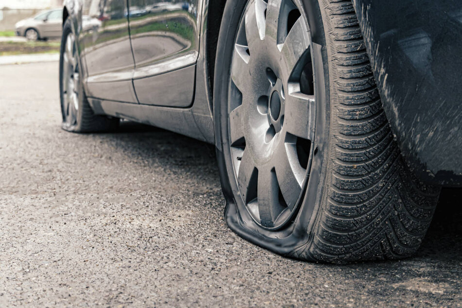 Einige Autofahrer dürften sich sehr geärgert haben, sie fanden ihre Fahrzeuge am Freitag mit platten Reifen vor. (Symbolbild)