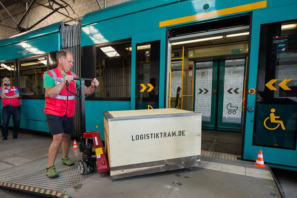 Schon im Jahr 2018 testete die Verkehrsgesellschaft Frankfurt am Main (VGF) eine Form der Warenzustellung per Straßenbahn und Lastenrad.
