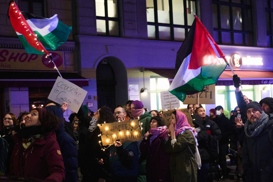 Am Donnerstagabend haben sich Hunderte Menschen in Berlin-Kreuzberg versammelt, um für Waffenstillstand und ein freies Palästina zu demonstrieren.