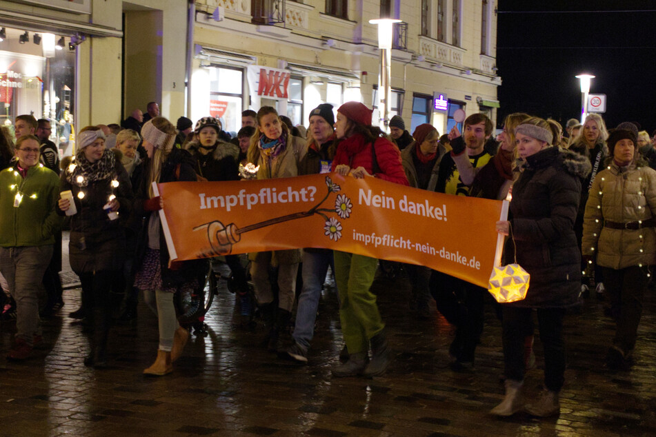 "Impfpflicht? Nein danke!". In vielen Städten Deutschlands (hier in Schwerin) demonstrierten Tausende Menschen gegen die aktuellen Corona-Maßnahmen.