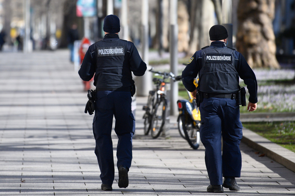 Ein Mitarbeiter (30) des Ordnungsamtes wurde beim Stadtfest geschlagen. Die Polizei sucht nach Zeugen. (Symbolbild)