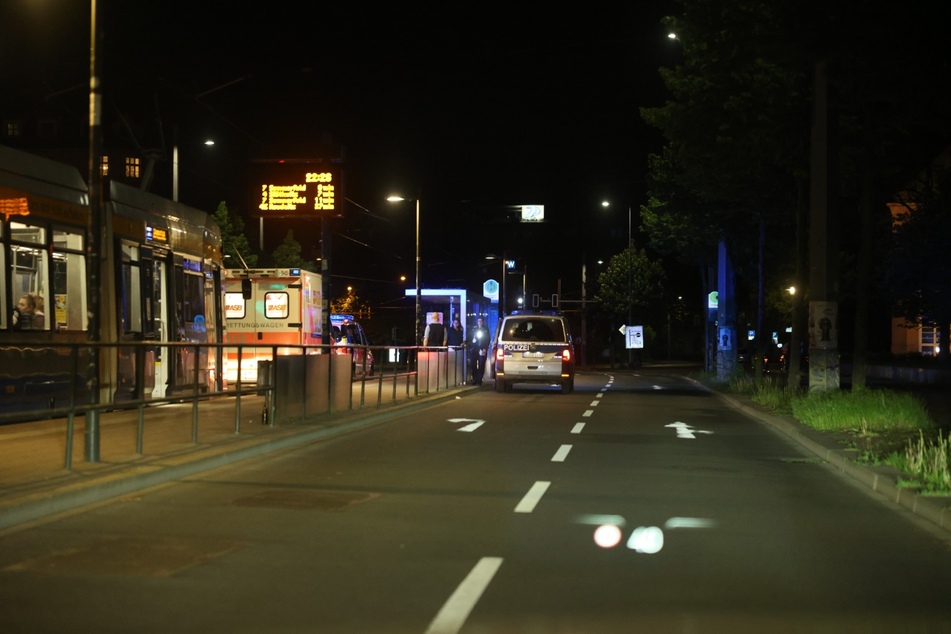 An der Haltestelle am Johannisplatz stoppte die Tram.