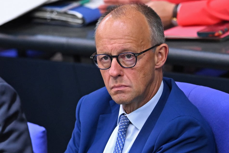 Bundeskanzler Friedrich Merz (70, CDU) hatte in der Haushaltsdebatte im Bundestag den Begriff "Remigration" mit "ethnischer Säuerung" gleichgesetzt.