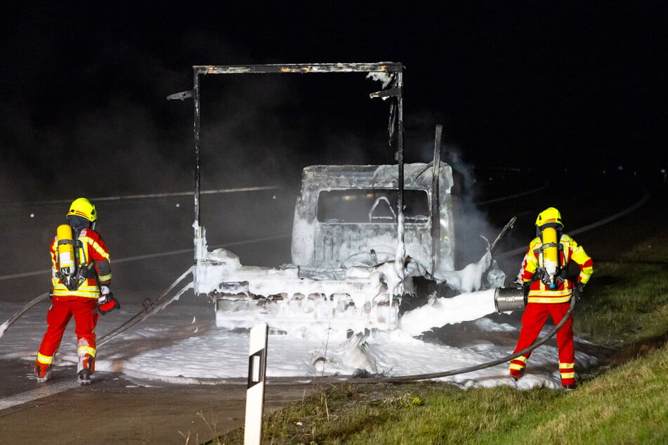 Die Feuerwehr rückte auf der A73 an, um einen brennenden Laster zu löschen.