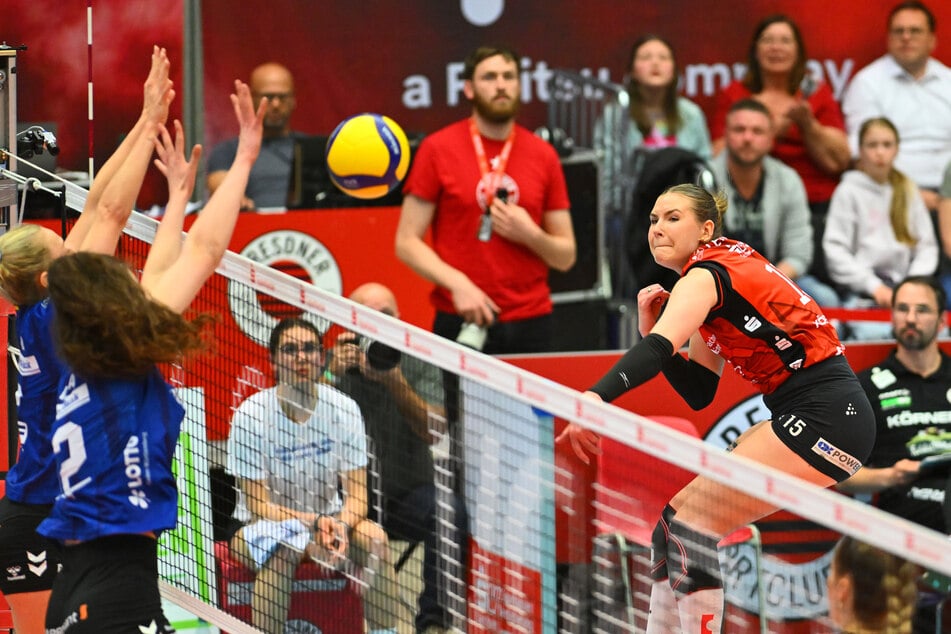 Marta Levinska (24, r.) ragte beim starken Halbfinalauftritt ihrer DSC-Schmetterlinge noch ein wenig heraus.