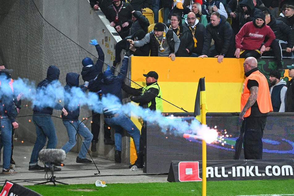 Hertha-Krawallmacher warteten am Rasen auf die Dresdner und versuchten in einen naheliegenden Block zu kommen.