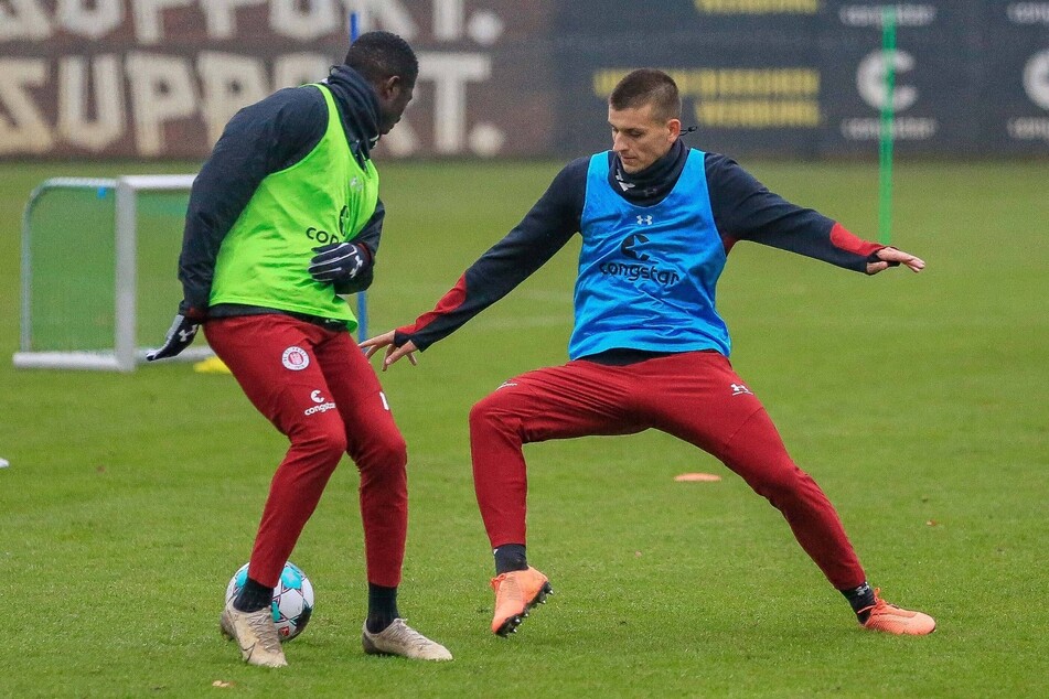 Der FC St. Pauli verpflichtet den polnischen Innenverteidiger Adam Dzwigala (r.).