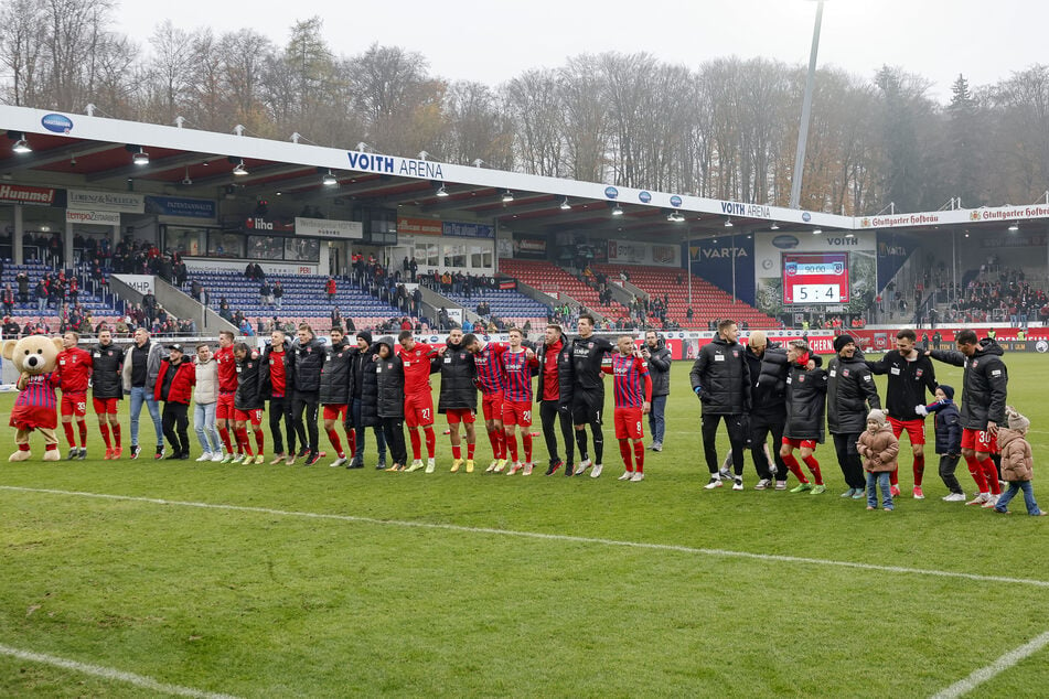 Eine verschworene Einheit auf dem Platz: Fans uns Spieler feiern ein gewonnenes Heimspiel in der Heidenheimer Voith-Arena.