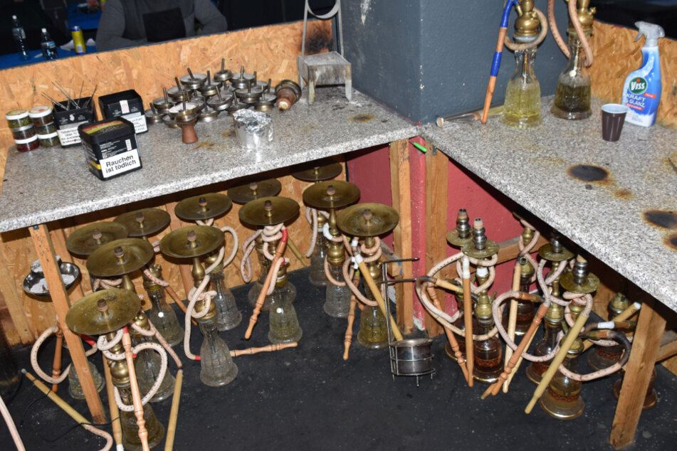 Shisha-Pfeifen und Tabak, aber auch Lebensmittel in größeren Mengen, befanden sich vor Ort.