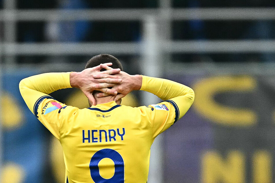 Im Internet ließen einige Personen ihren Frust über die Niederlage von Hellas Verona an Thomas Henry (29) aus.