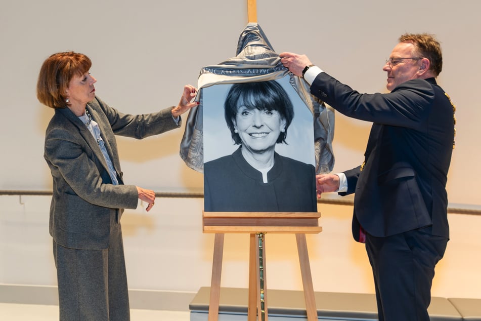 Am Dienstagabend enthüllte Torsten Burmester (62, SPD, r.) zwei Porträts seiner Vorgängerin.