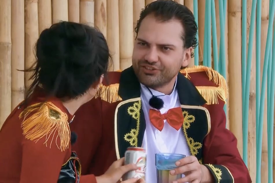 Auf Henna (26) hat der Neuankömmling ein Auge geworfen.