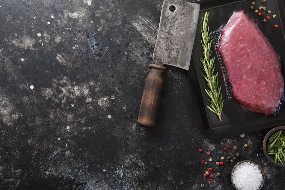 Normalerweise ist die Küche Heimat des Fleischerbeils. Doch genauso gut, wie es ein nützliches Werkzeug beim Kochen sein kann, kann es auch als Waffe missbraucht werden. Noch ist aber unklar, warum der Mann das Messer mit sich führte. (Symbolfoto)