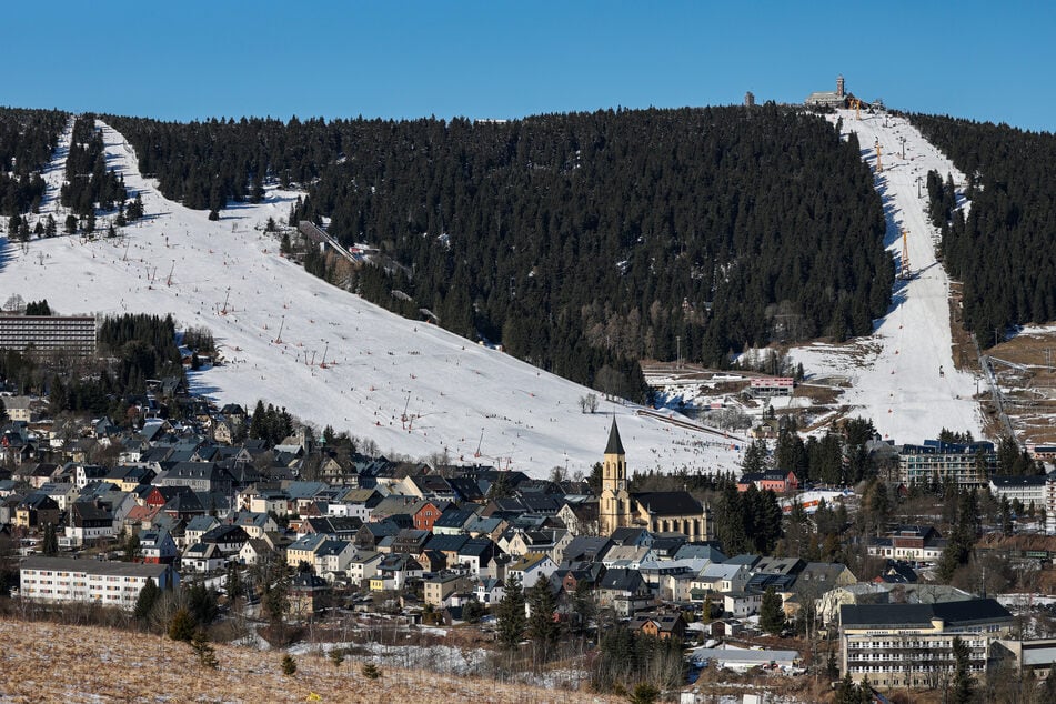 Der höchste Berg in Sachsen lädt im Winter mit tollen Pisten zum Skifahren ein.