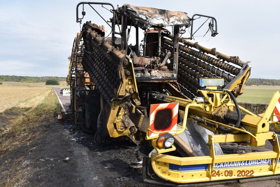 Lauter Knall während der Fahrt: Arbeitsmaschine brennt komplett aus