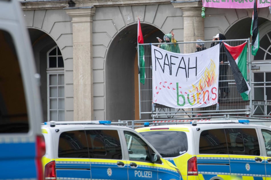 Pro-Palästina-Demonstranten blockieren Eingang der Uni Bonn