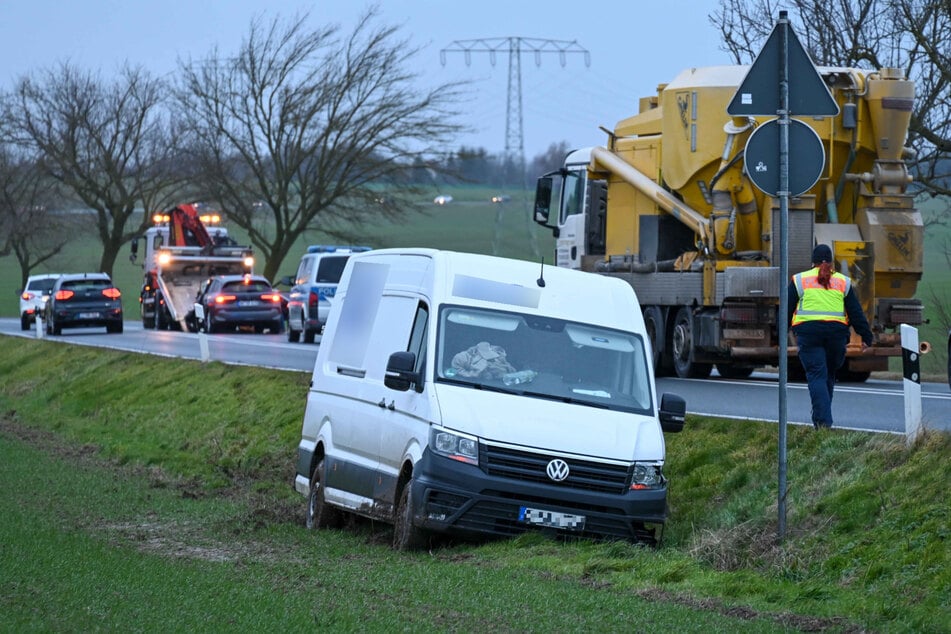 Der Transporter landete in Folge des Unfalls im Straßengraben.