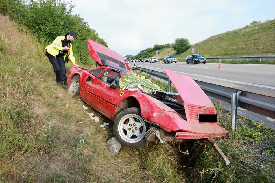 Mit einem Oldtimer-Ferrari verunglückten am Sonntagabend zwei Dresdner auf der Autobahn 17.