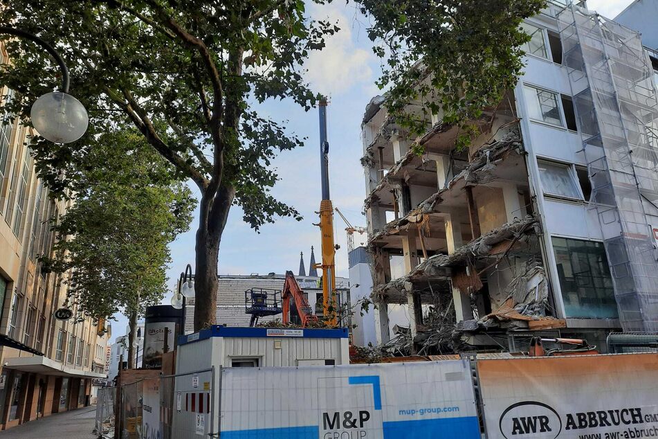 Das abgerissene Geschäftsgebäude an der Schildergasse 45 in Köln wird durch einen einheitlichen Neubau ersetzt.